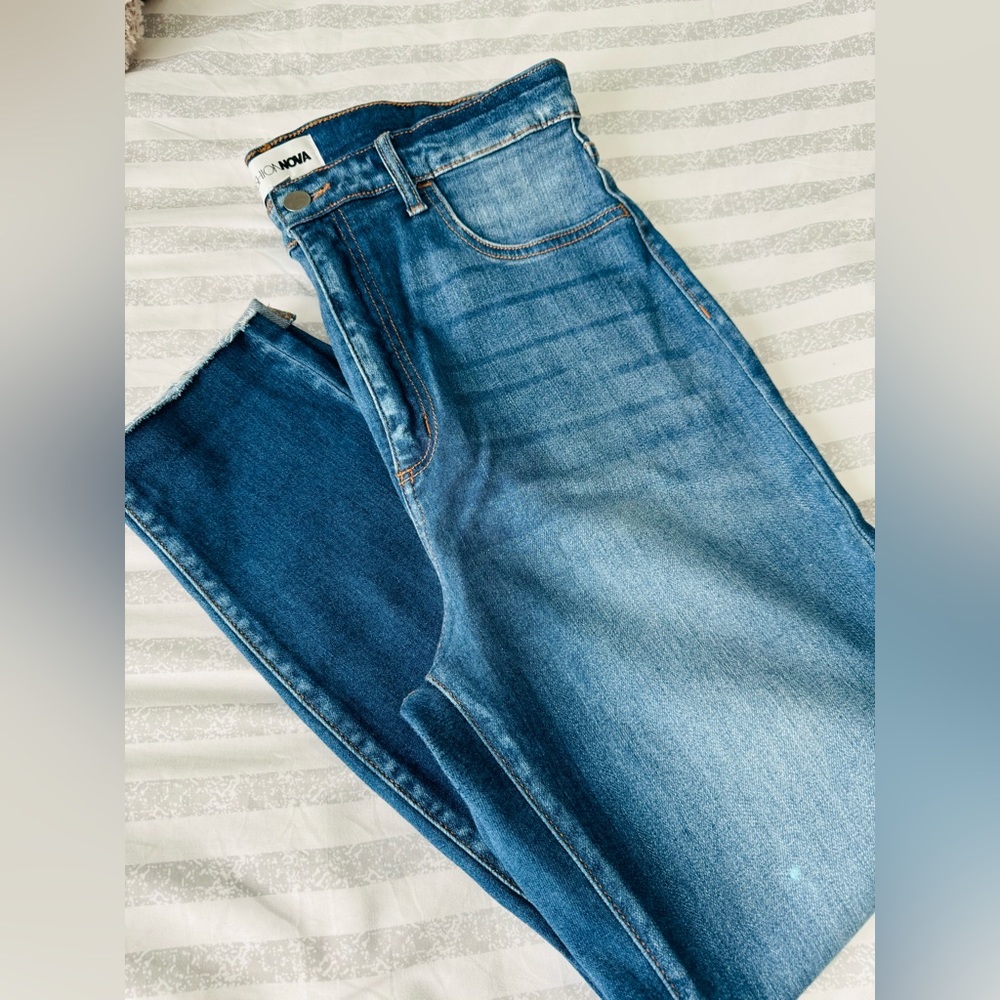 ☘️HIGH RISE JEANS🍀
